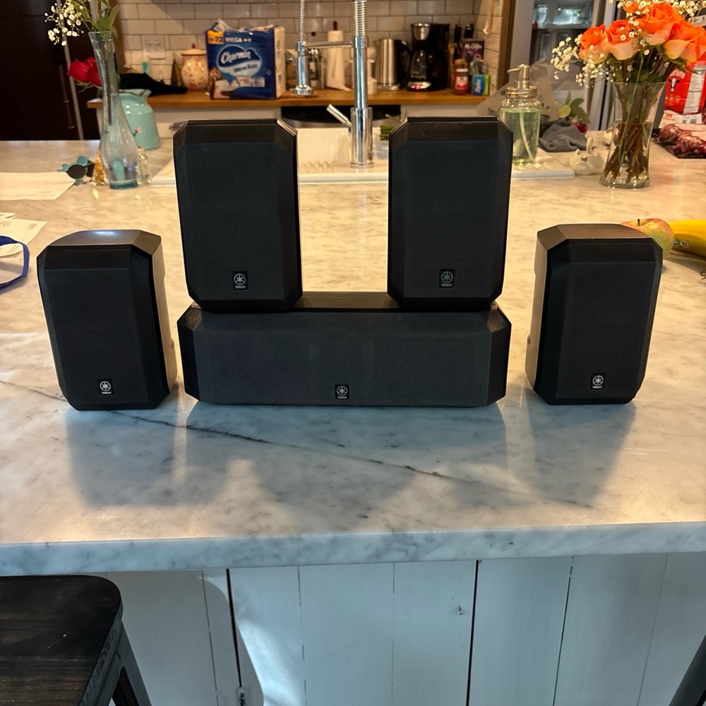 Yamaha 4 satellite NS-AP2600S and one center piece NS-AP2600C 5 piece set